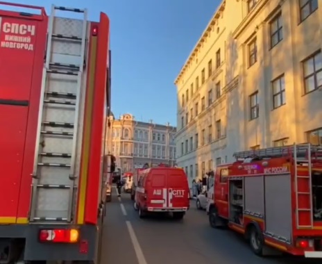 Из университета в Нижнем Новгороде эвакуировали людей из-за пожара. 52 пожарных потушили возгорание