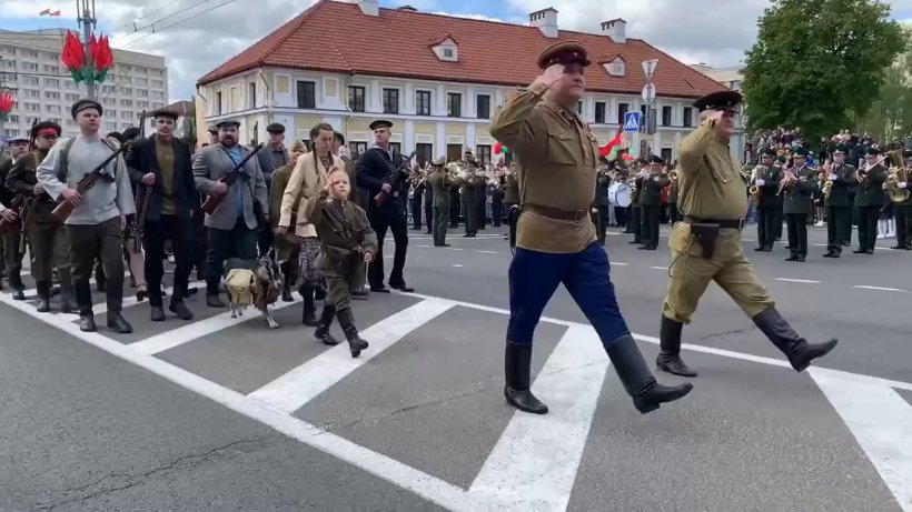 На парад Победы в белорусском Гродно привели козу