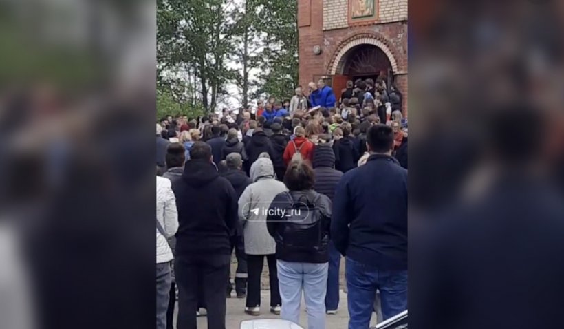 В Байкальске хоронят детей — жертв сумасшедшего подростка, устроившего резню на празднике