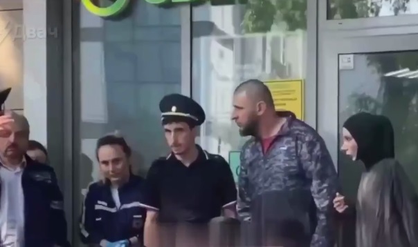 Россиянин заперся в банке и начал резать себе горло. Мотив — испугался, что «украинцы возьмут его в плен»