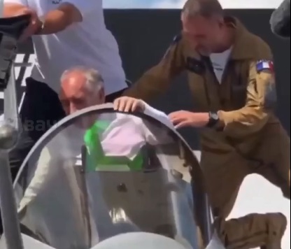 Премьер Франции Франсуа Байру залез в истребитель Rafale F5 и застрял