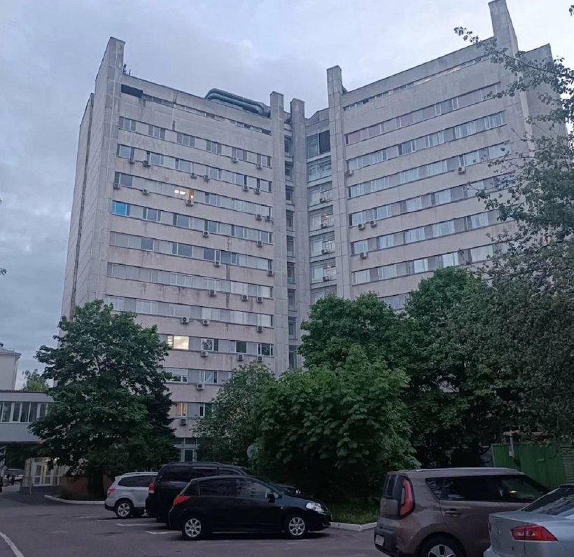 Сотни человек эвакуировали из госпиталя МВД в Москве из-за ЧП в хирургии. На место приехали спасатели