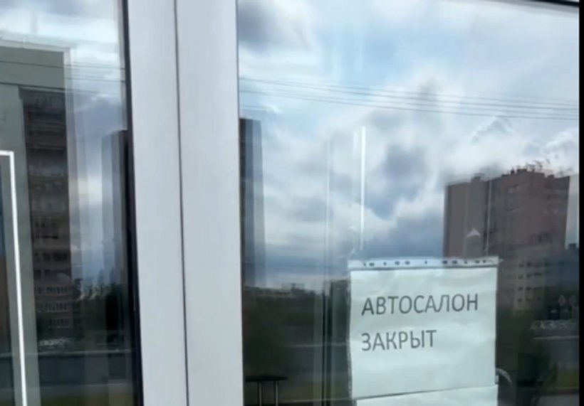 Десятки обманутых дольщиков дежурят у самарского автосалона, оставившего людей без машин