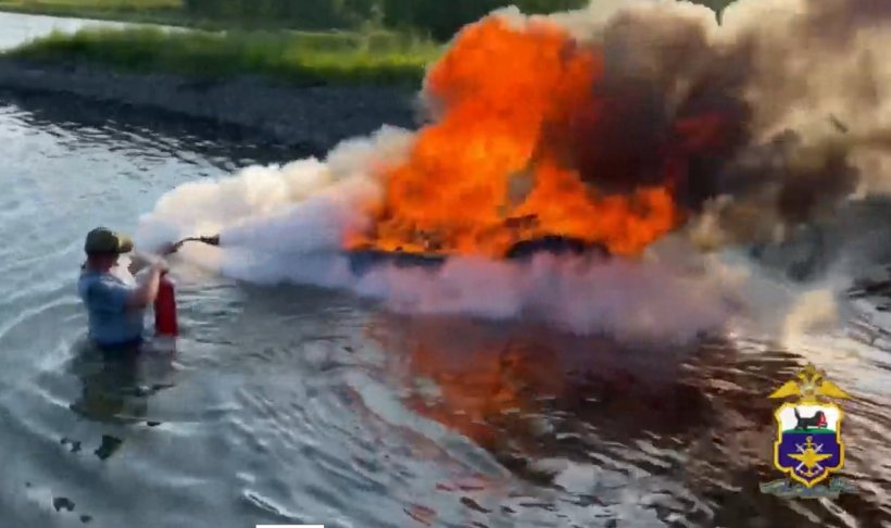 Гидроцикл взорвался и сгорел на воде в Иркутске — водитель в больнице