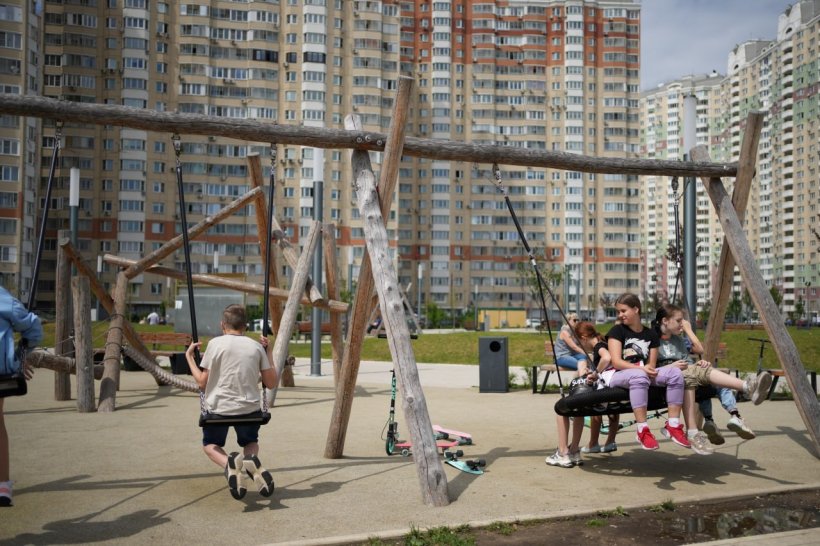 «Мама, меня убивают!». Мужчина напал на подростка на детской площадке в Московском районе Петербурга