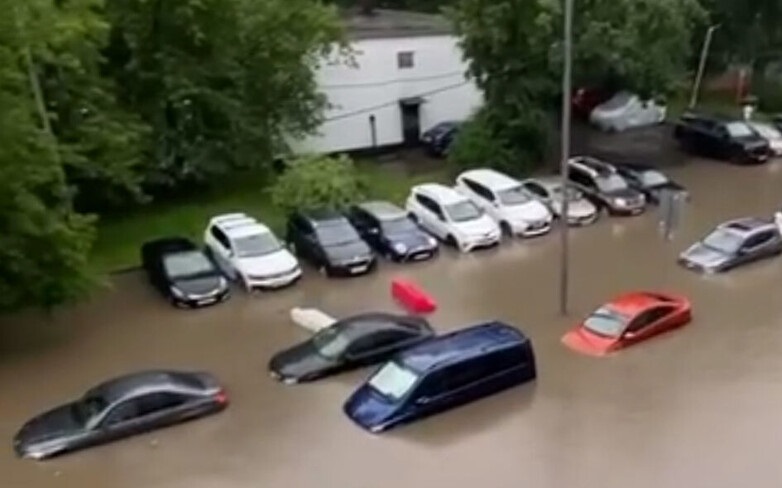 Москва буквально уходит под воду: закрываются станции метро, люди тонут в своих автомобилях