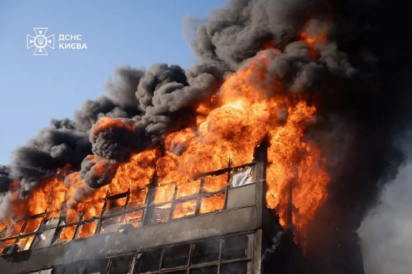 Зеленский прокомментировал десятичасовой удар ВС России по Киеву и потребовал от Запада новые ПВО