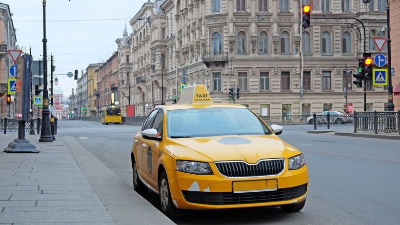 В Санкт-Петербурге мигрантам запретили работать в такси. Указ подписал Александр Беглов