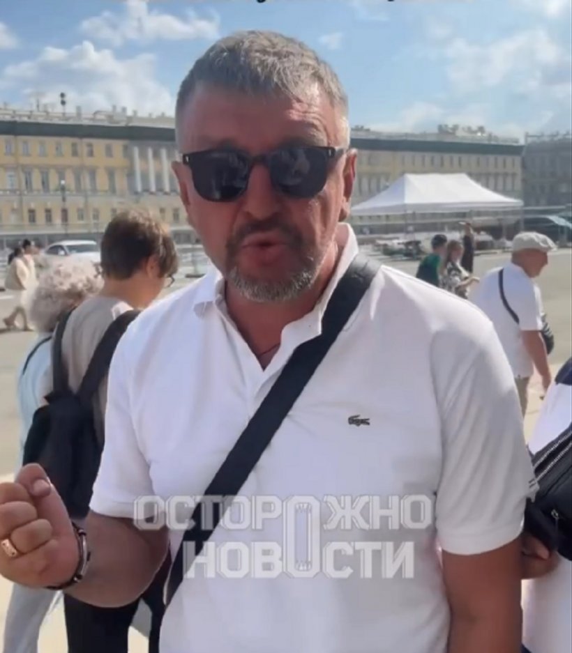 Двое мужчин обматерили девушку около Эрмитажа. Угрожали из-за неславянской внешности
