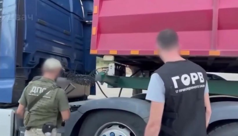 Украинские пограничники поймали «ухилянтов», которые спрятались от ТЦК в гидроцилиндрах фуры и хотели сбежать в Румынию