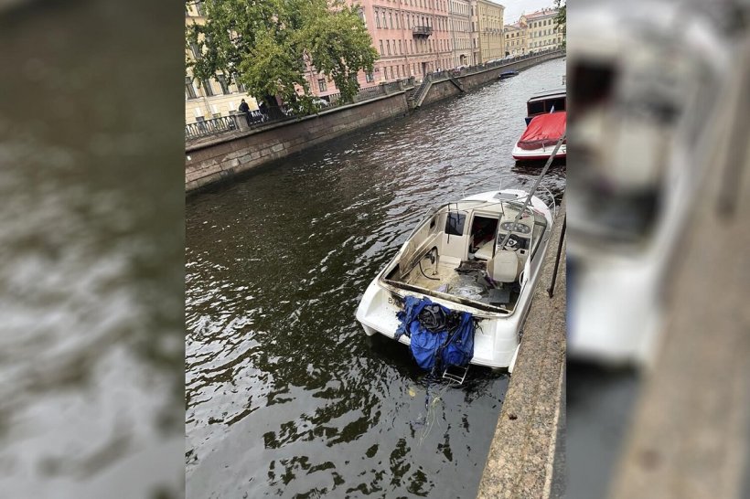 Пассажирский катер загорелся в центре Санкт-Петербурга