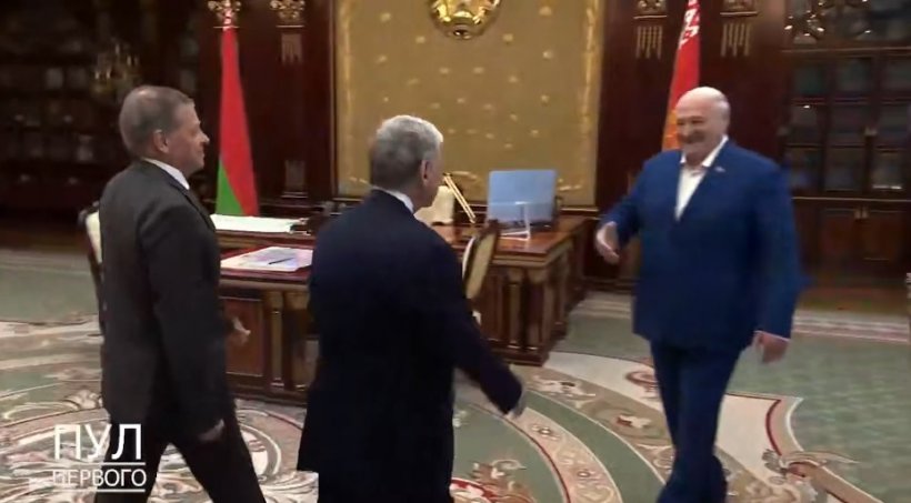 «Только начало». Трамп подарил запонки белорусскому президенту Лукашенко и снял санкции с «Белавиа»