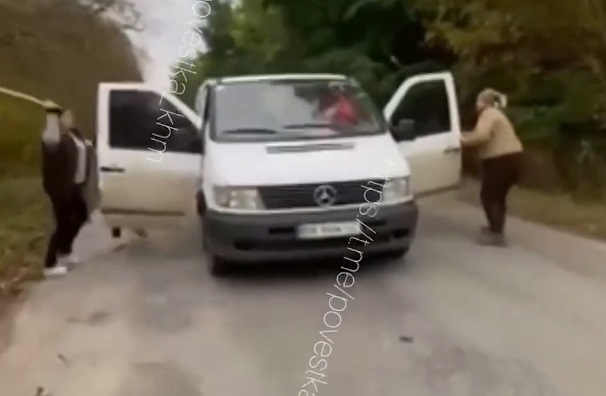 Украинки напали и забили ТЦКшников палками на дороге в Хмельницкой области