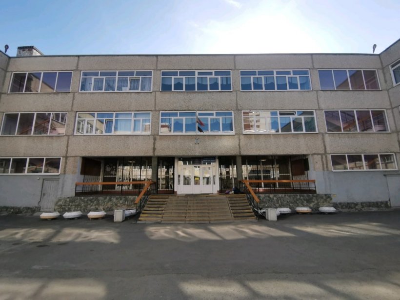12 детей разом стали задыхаться в раздевалке в лицее Екатеринбурга. Звучат версии об отравлении