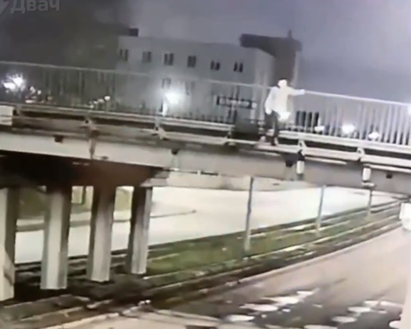 Девушка упала с моста, но умерла от машины, которая переехала ей голову вопреки сигналам очевидцев