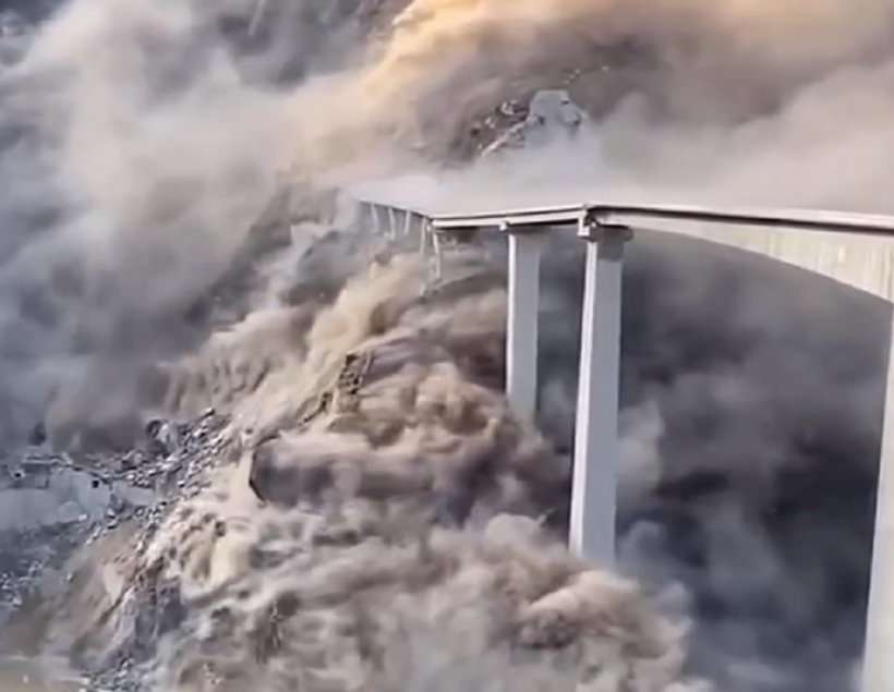 В юго-западной части Китая обрушился автомобильный мост