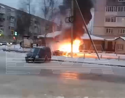 На дороге в Новгородской области загорелся и взорвался автомобиль