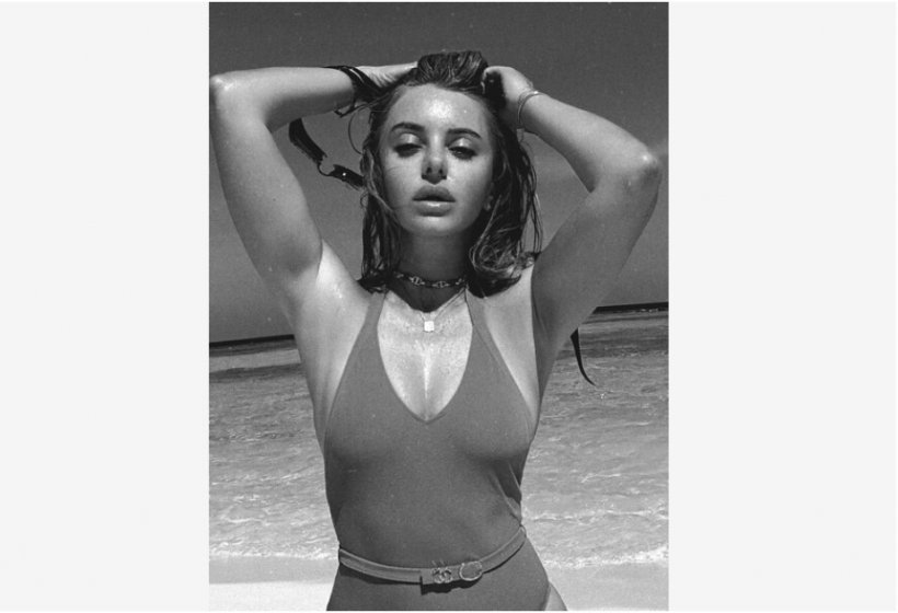 Жена певца Реввы продемонстрировала откровенный образ в купальнике 