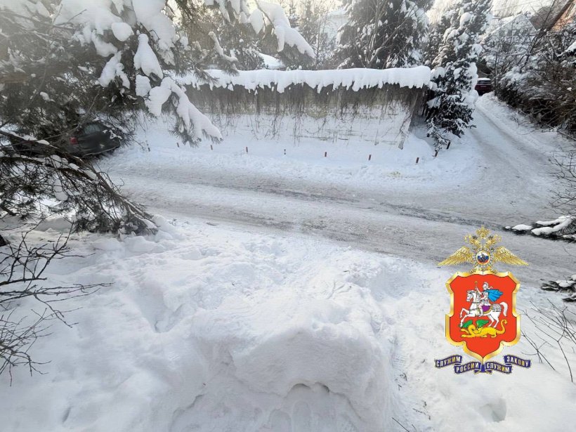 В Подмосковье ребенок катался на зимней горке и погиб под колесами авто 