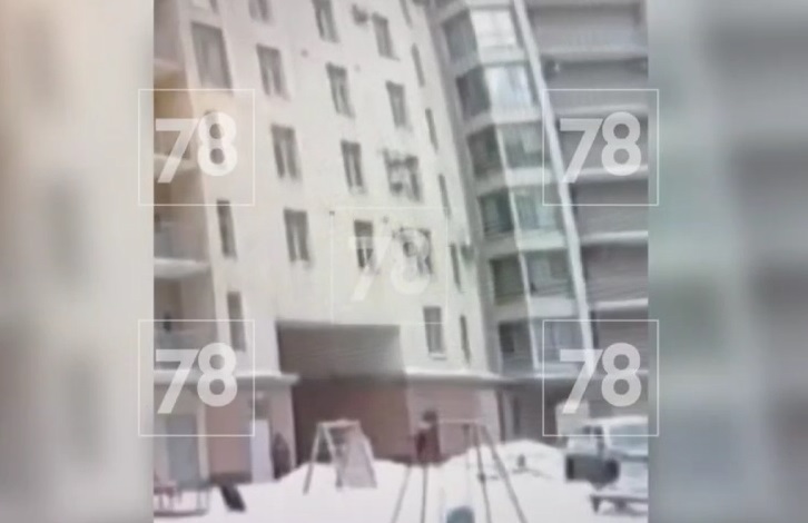 В Петербурге дворник поймал 7-летнего ребенка, выпавшего из окна седьмого этажа