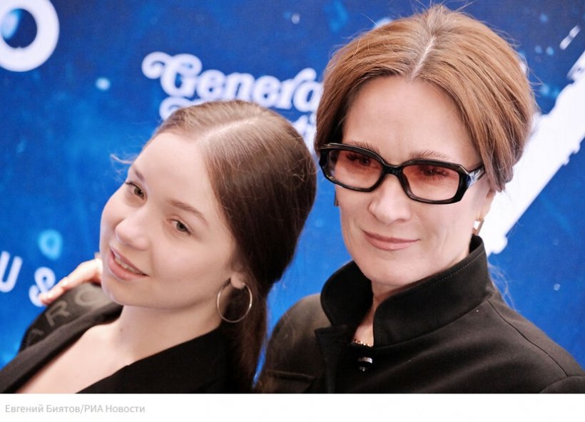 Семейное появление Марии Киселевой: телеведущая посетила премьеру вместе с дочерью