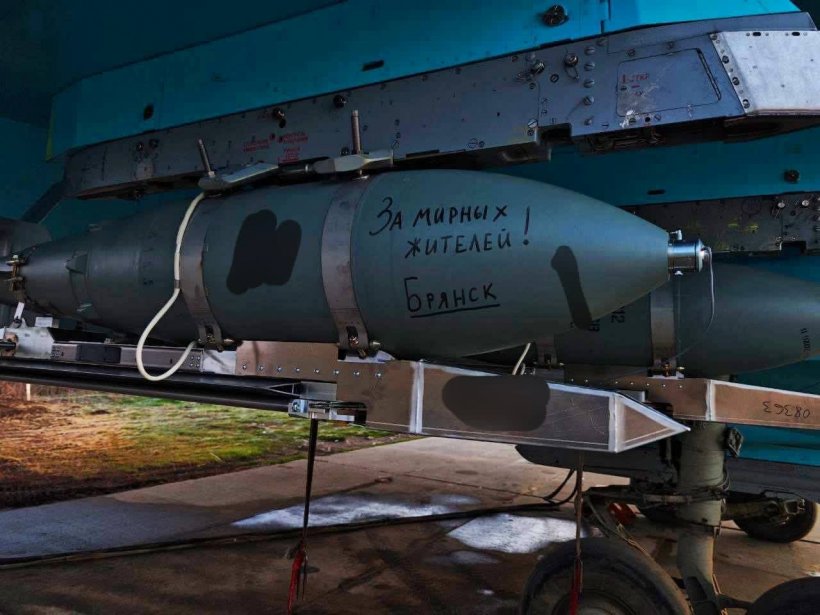 «За каждого нашего — 1000 ваших». ВС РФ ответили на удары по Брянску и сбросили на позиции ВСУ бомбы с надписями 