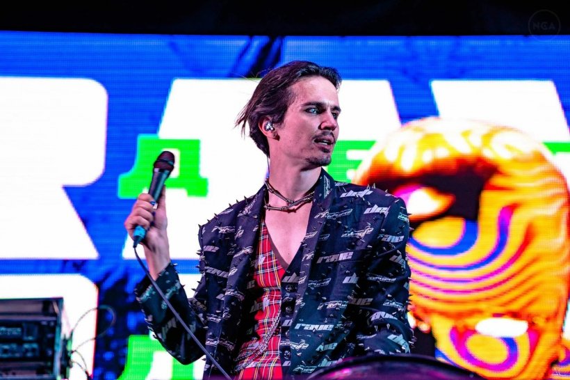 «Рабский» контракт и спорный концерт: солист «Дети Rave» Илья Бурков судится с лейблом «Рифмы и Панчи»