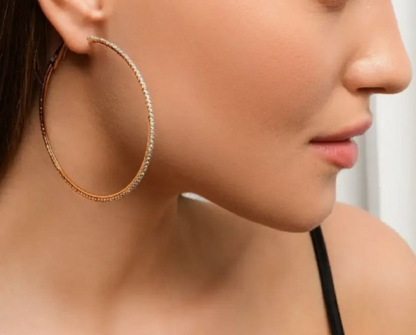 Массивные серьги-кольца конго: главные правила роскошного сочетания с высокими вечерними прическами