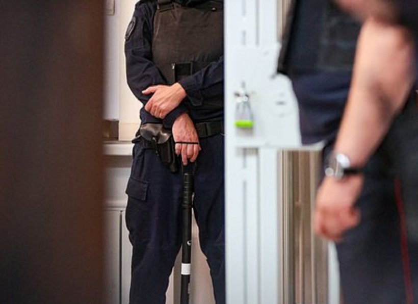 Обвиняемый в незаконном обороте оружия напал на конвоиров в Долгопрудном