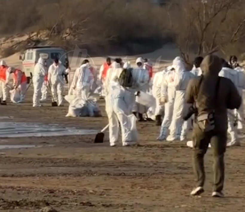 Анапа столкнулась с новым выбросом мазута. Если одобрит Роспотребнадзор, пляжи откроют к 1 июня