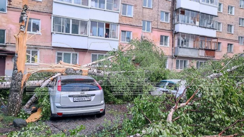 Почти сто домов пострадали из-за мощного смерча в Свердловской области