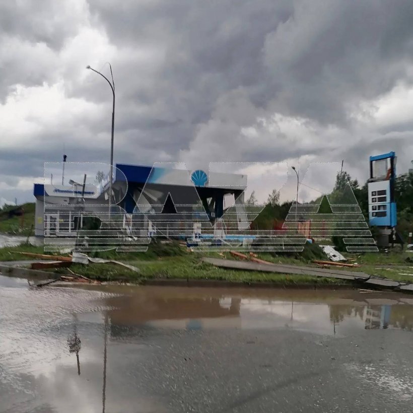 Почти сто домов пострадали из-за мощного смерча в Свердловской области