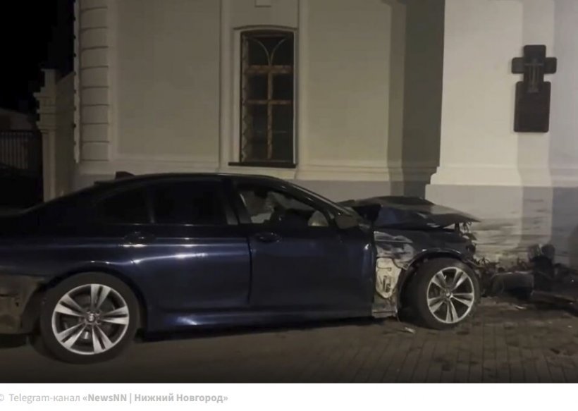 В Нижнем Новгороде BMW на полном ходу врезался в стену Троицкой церкви