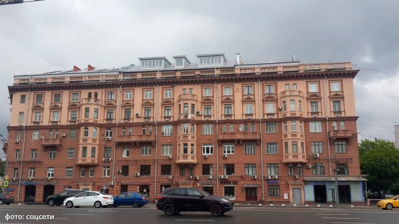 Историческое здание, в котором жили Никита Михалков и его отец, загорелся в центре Москвы